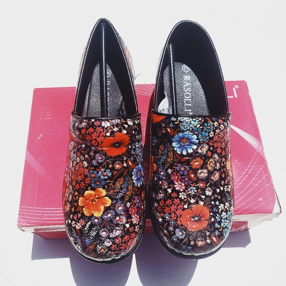 Rasolli Women's Debby Croco Texture Clogs - Picture 1 of 4